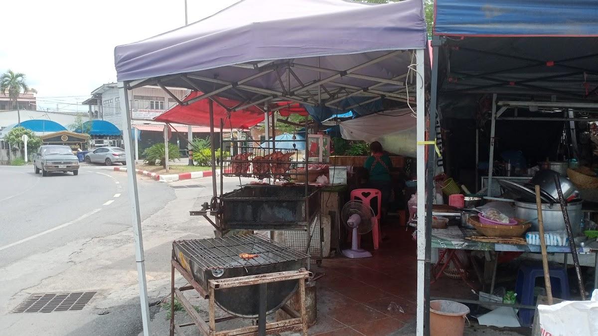 ร้านส้มตำบุปผาร้อยล้านข้างทางรถไฟ