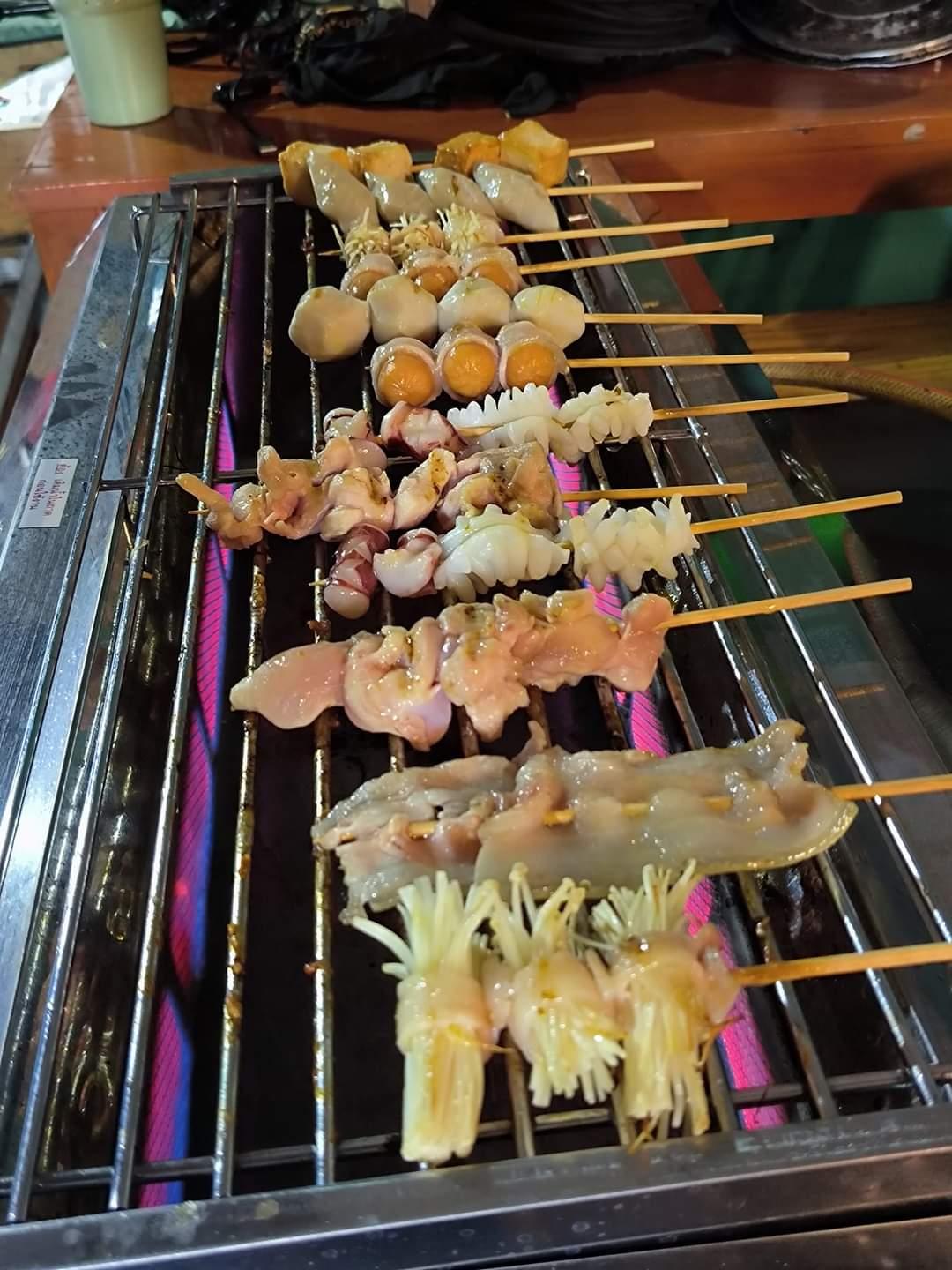 ช่างจุ้ยรถไม้ขายหมู