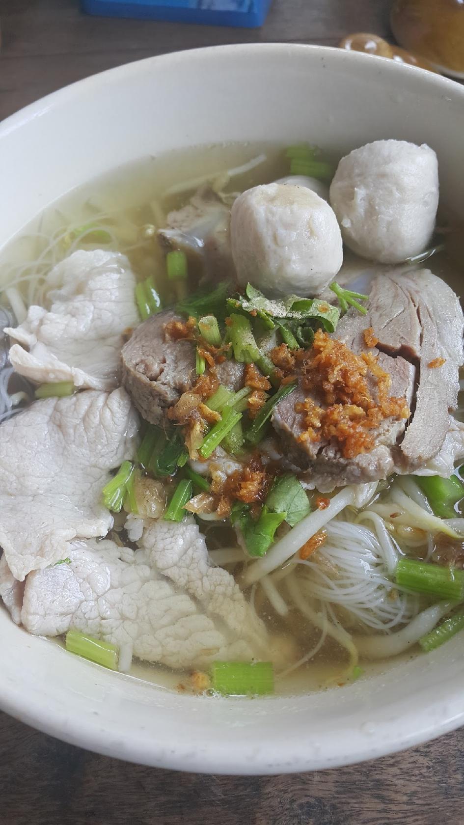 ก๋วยเตี๋ยวเต็นท์รถ