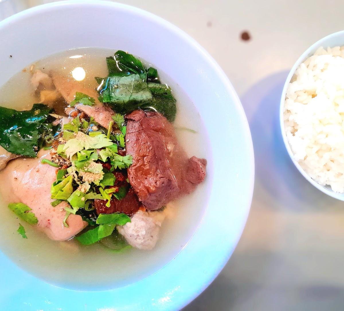 เกาเหลาเลือดหมูเจ๊ไก่ ตลาดอุดมสุข