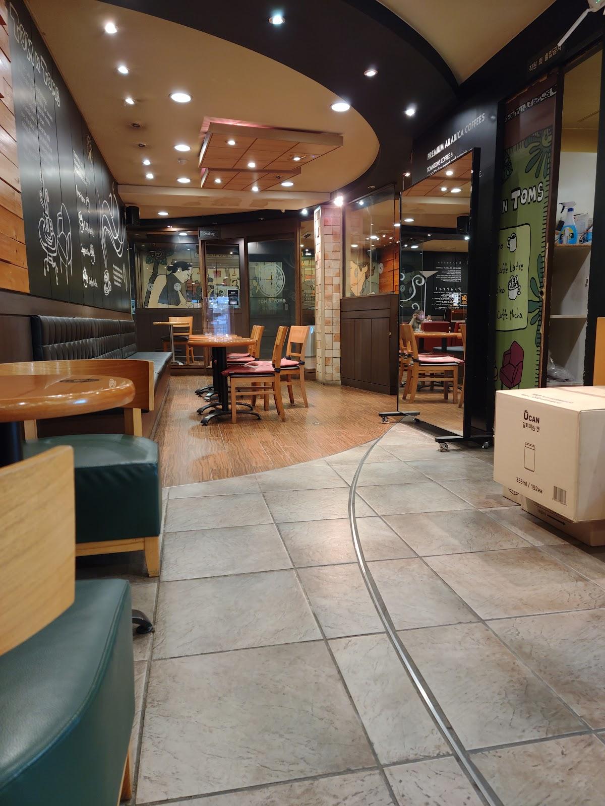 Tom N Toms Coffee