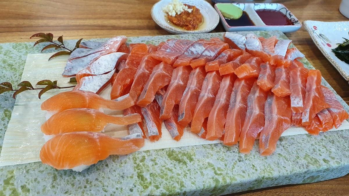 봉산암반수송어회