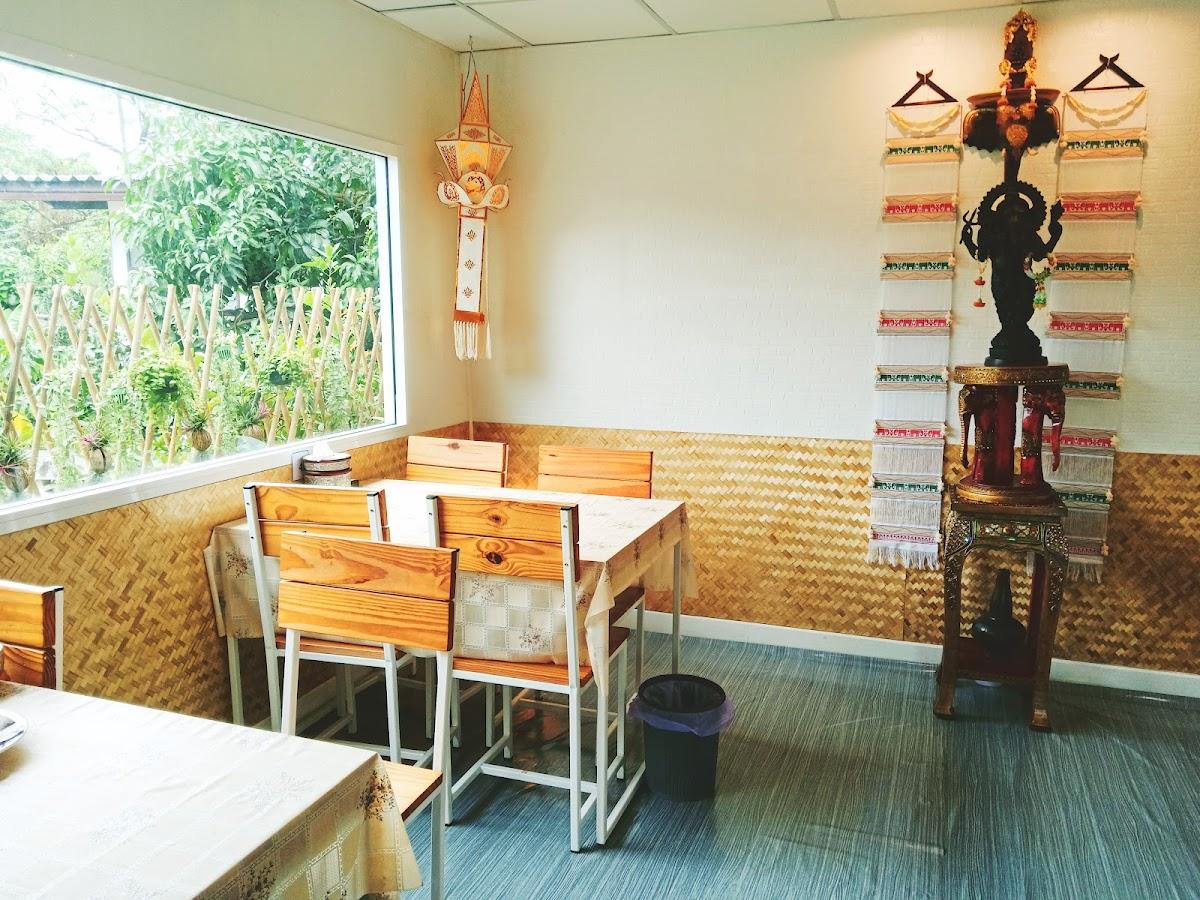 หอคำ อาหารเหนือ แม่ทองศรี
