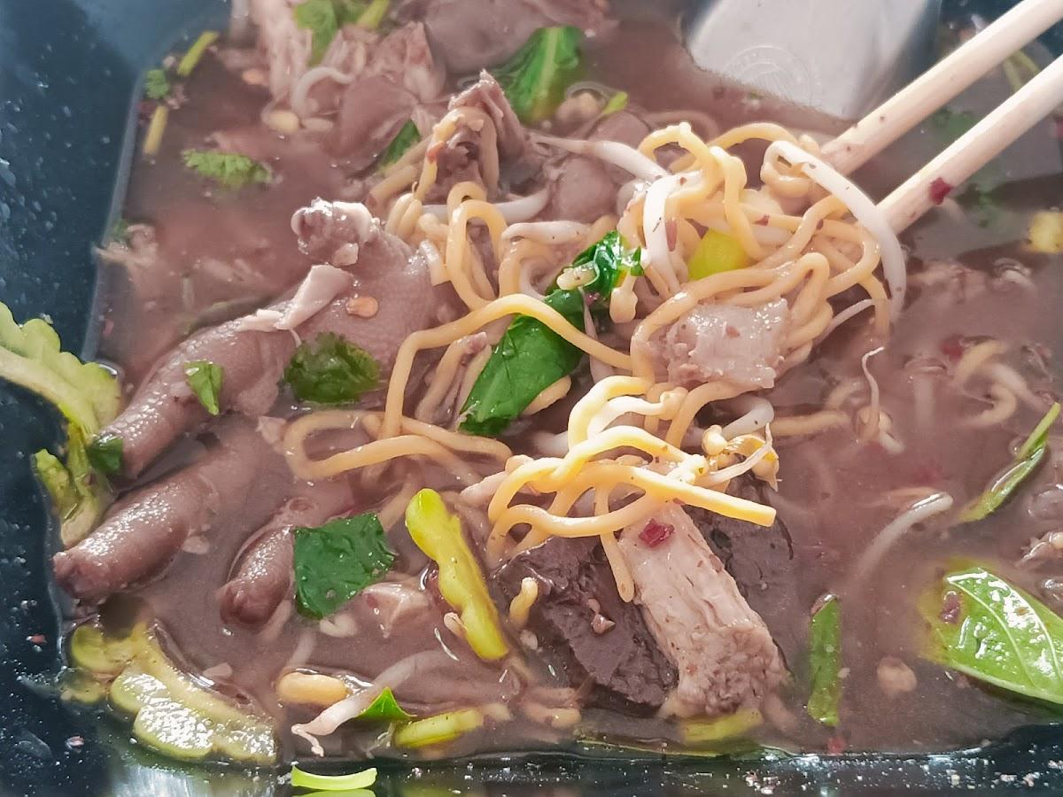ก๋วยเตี๋ยวไก่เหนียวมะระ ยกซด by พี่พร