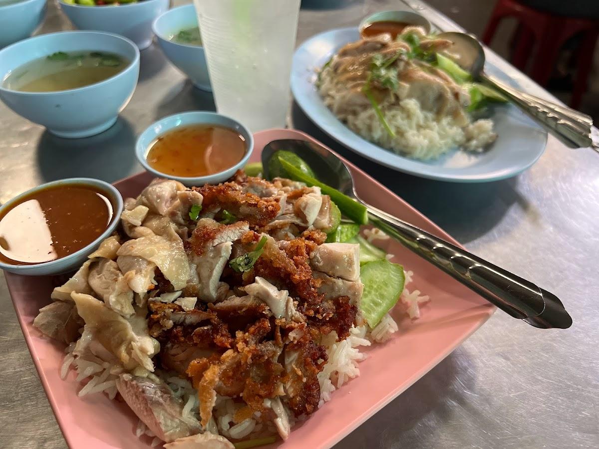 เจ๊จุกข้าวมันไก่ ตลาดเสนา