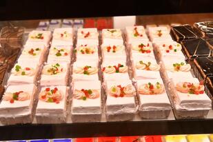 90 Degrees - The Cake Studio