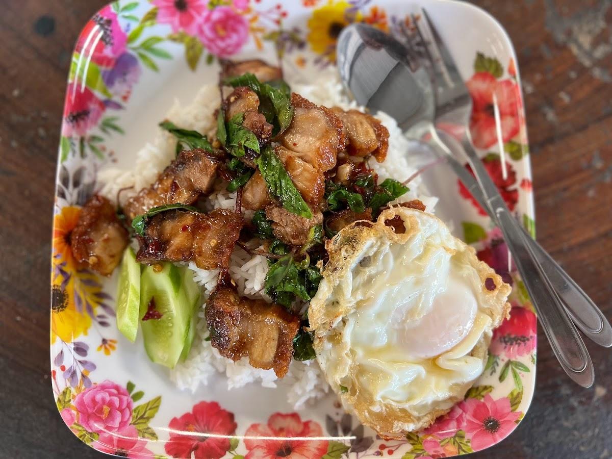 ร้านอาหารตามสั่งปุ้มเพชร