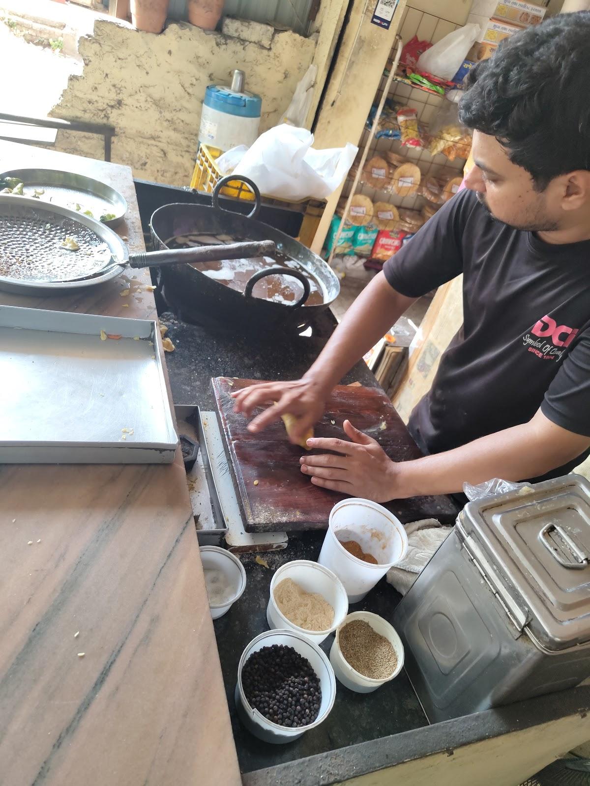 Shree Umiyaji Farshan (Chandukaka Gathiyawala)