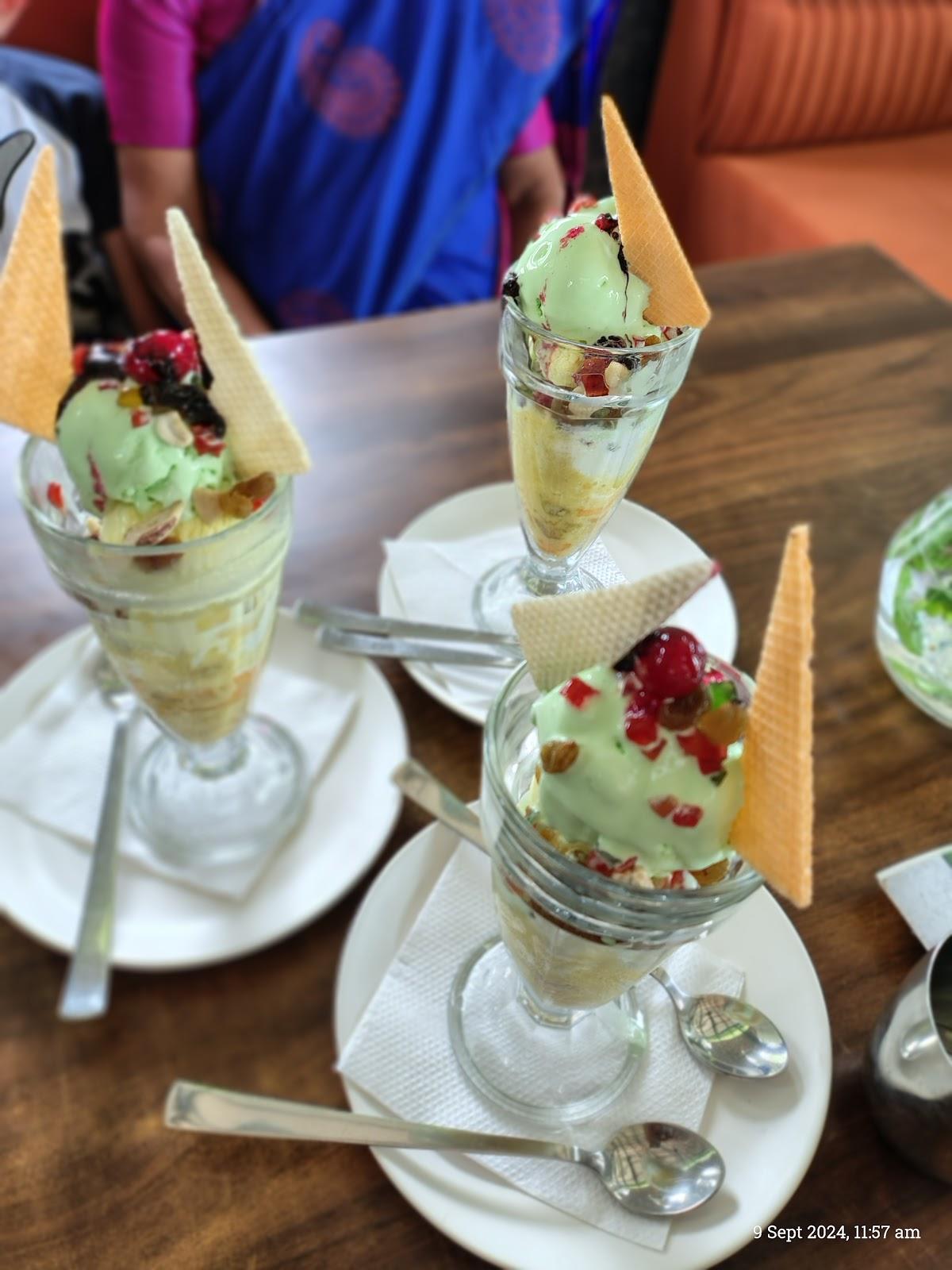 Hotel Mayura Park (Kamadhenu Pure Veg Restaurant & Suswada Veg & Non Veg Restaurant With separate Kitchen)