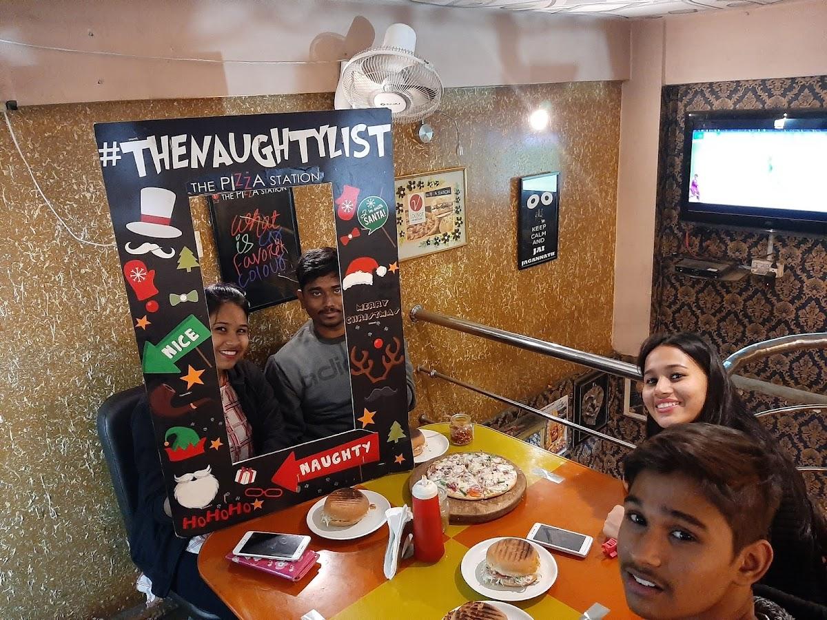 V lounge the pizza station