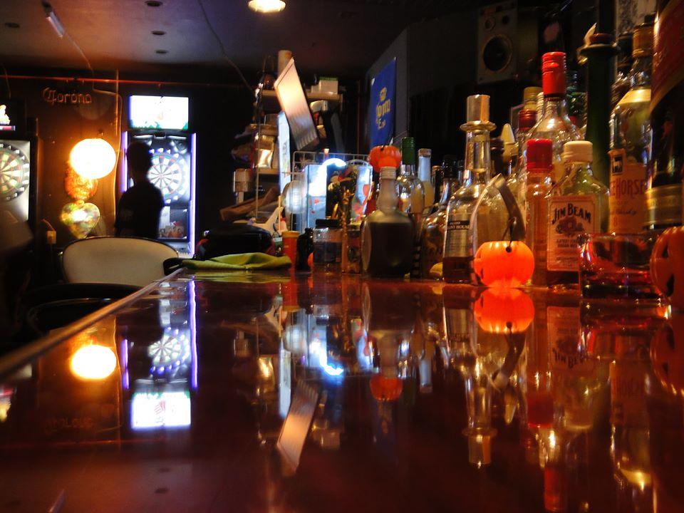 Dining Bar White Horse