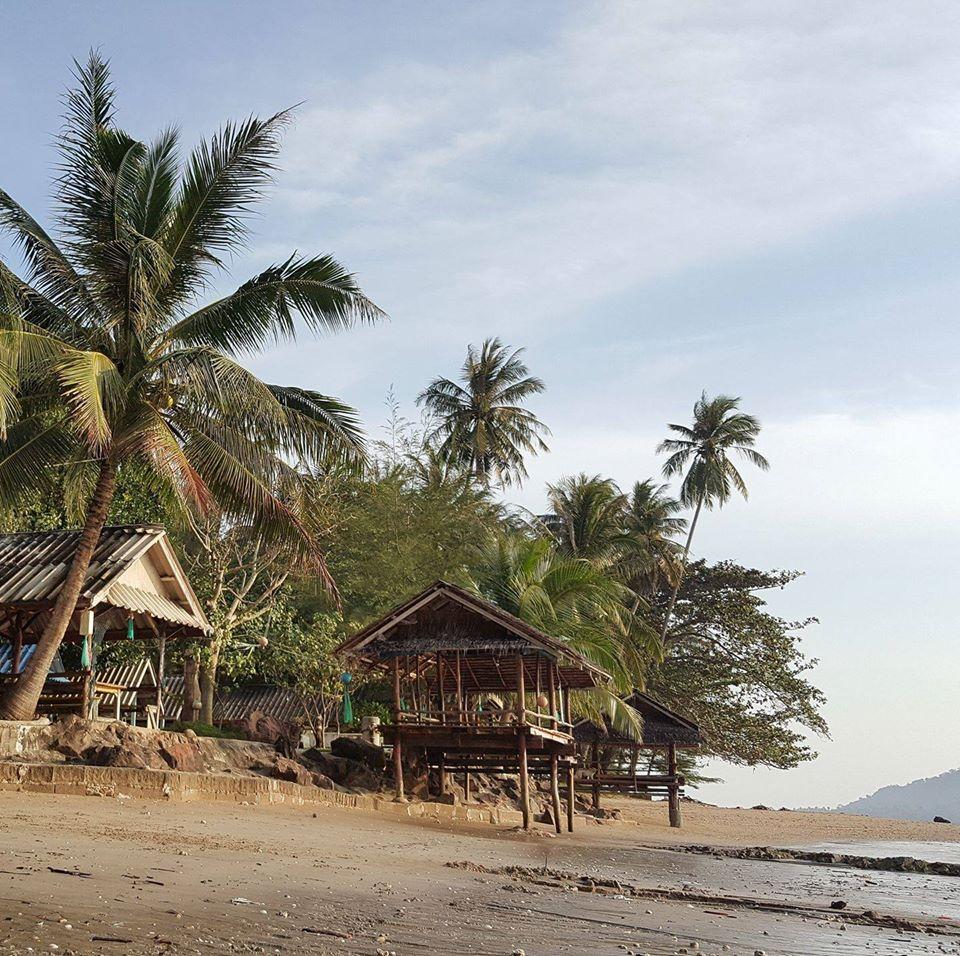 ร้านอาหารเเหลมหญ้าซีฟู้ด Amphoe Lang Suan