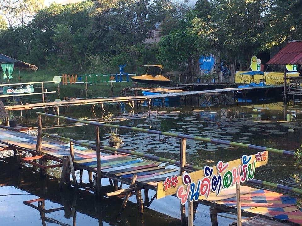 สวนอาหารแพกลางน้ำ