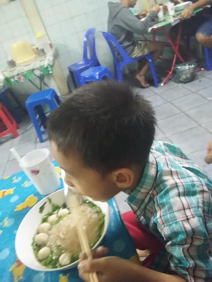ร้านก๊วยเตี๋ยวโฮเด้ง แยกบางแพ