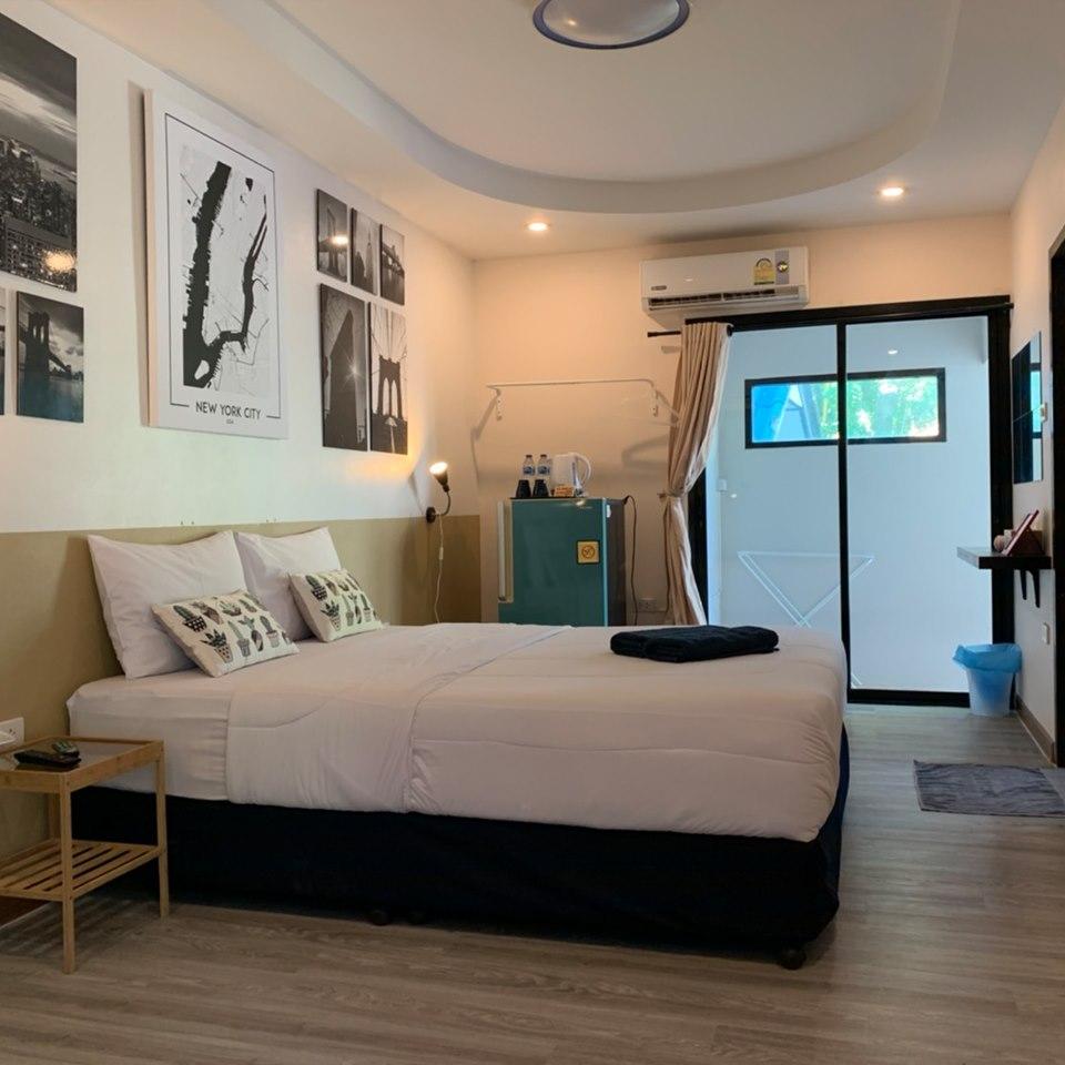 STAY SAMED HOSTEL AND CAFE