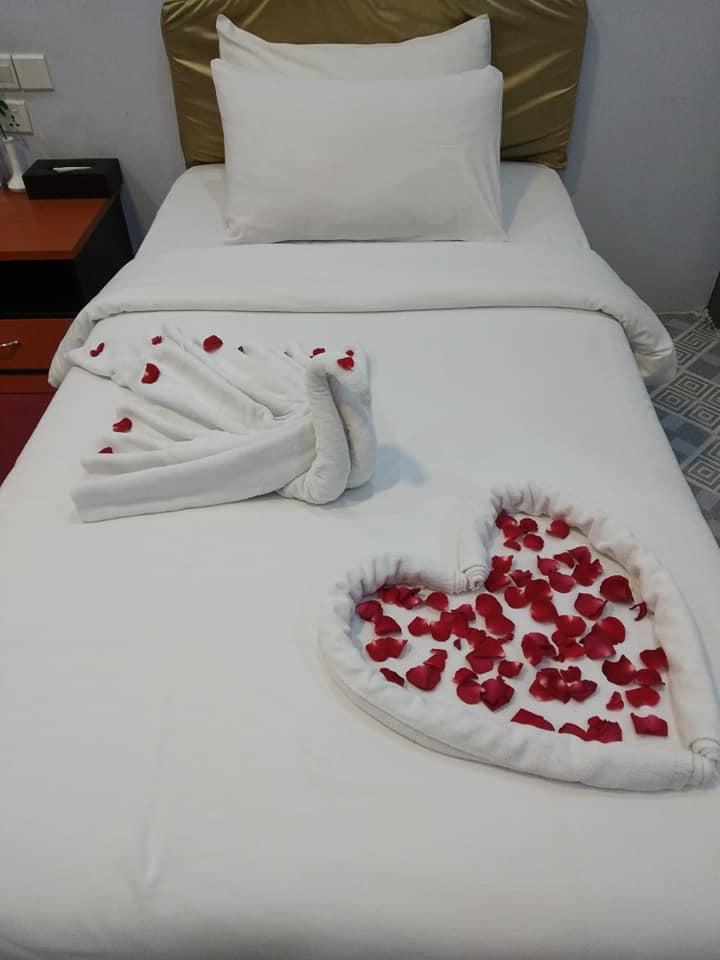 THU KHA SOE Hotel & Sky Bar