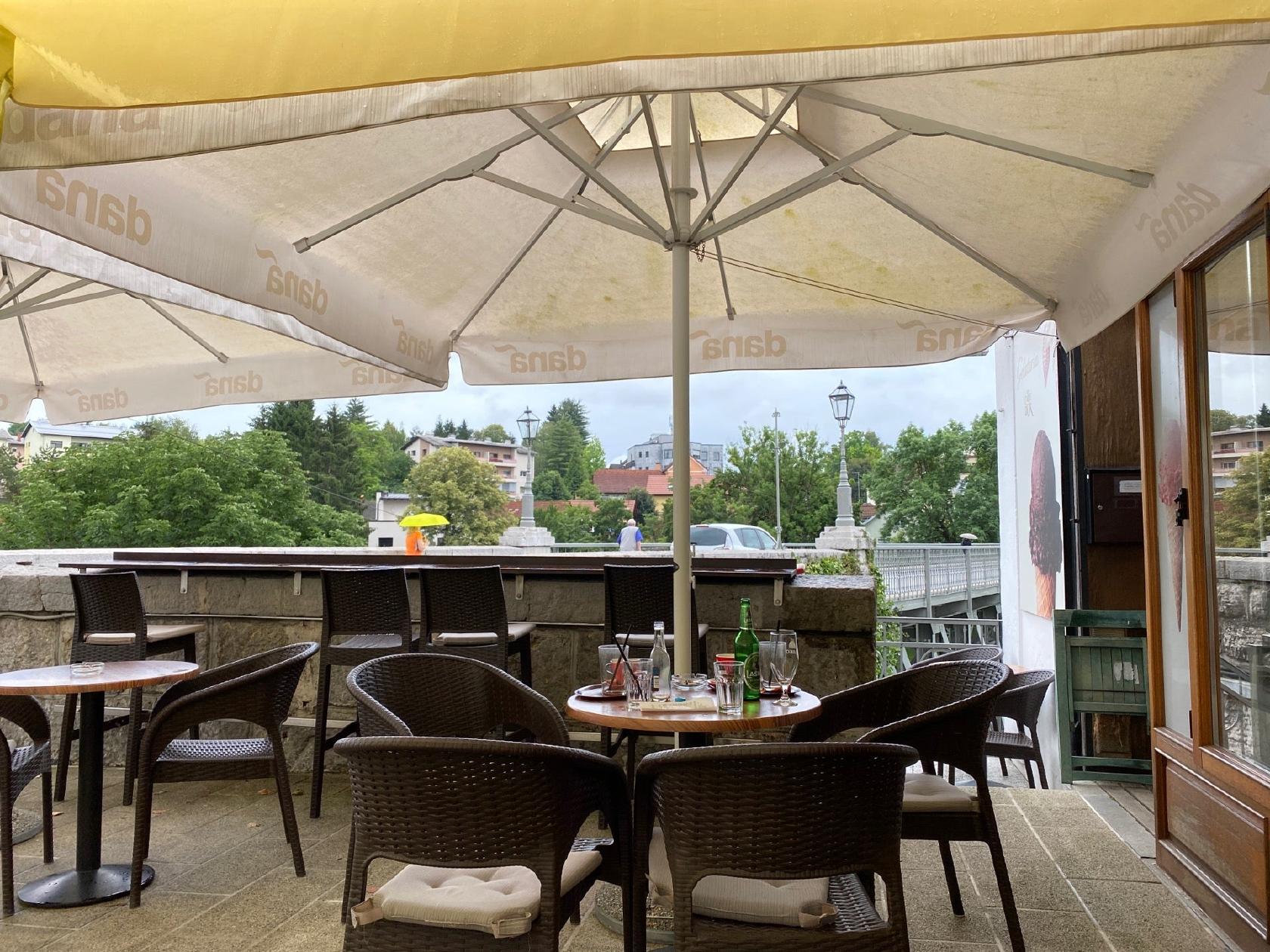 Stari most, delikatesa in čajarna