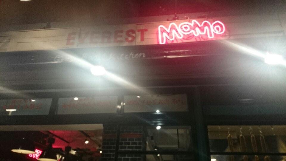 EVEREST MOMO 餃子とワインのお店