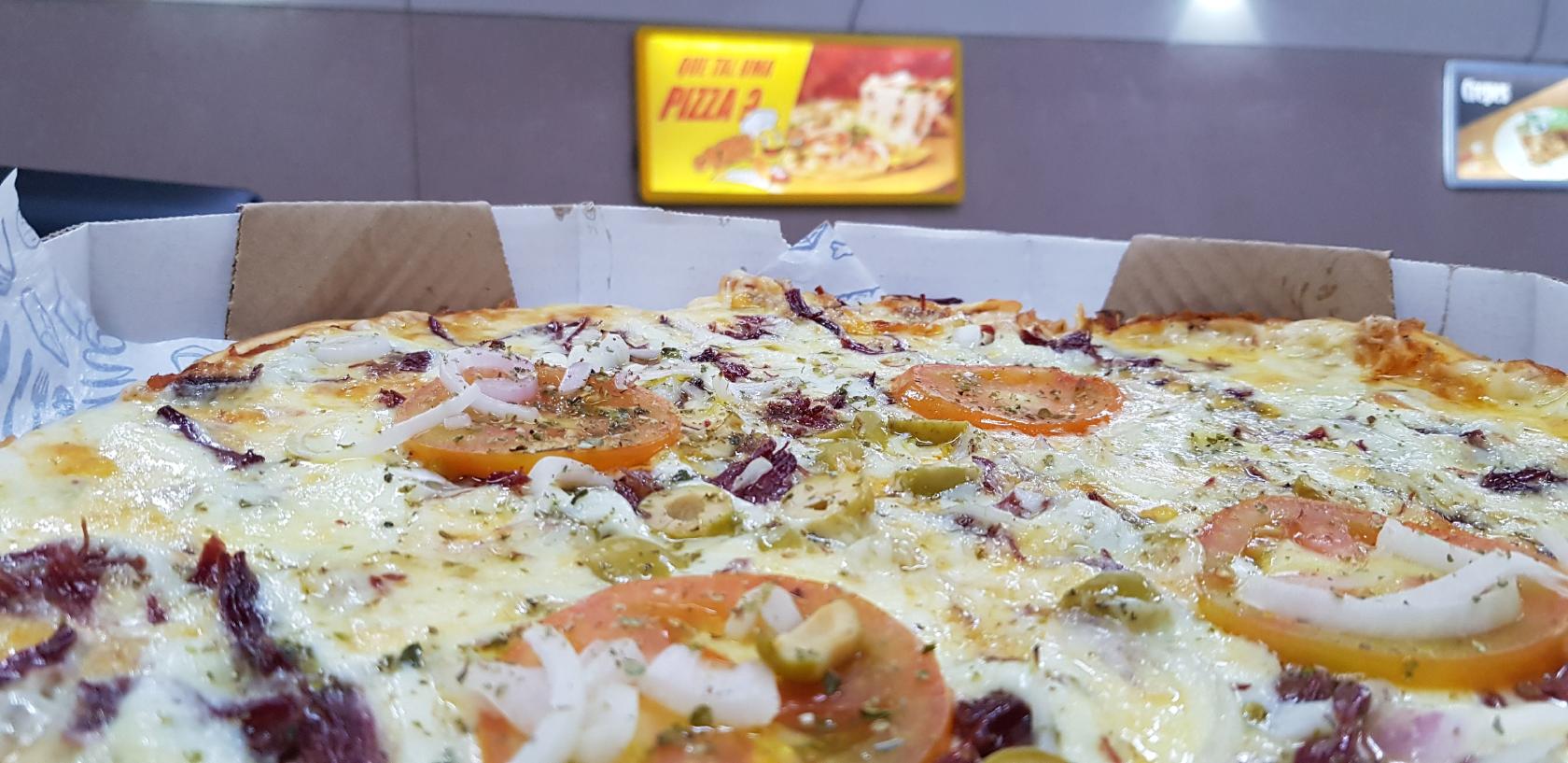 Come come hambúrgueres e pizzas