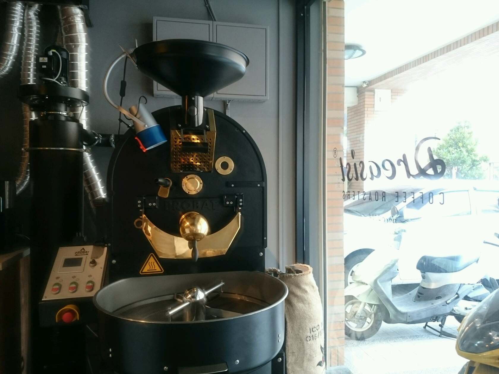 Dreasist Coffee Roasters 郡‧瑟斯特咖啡烘焙者