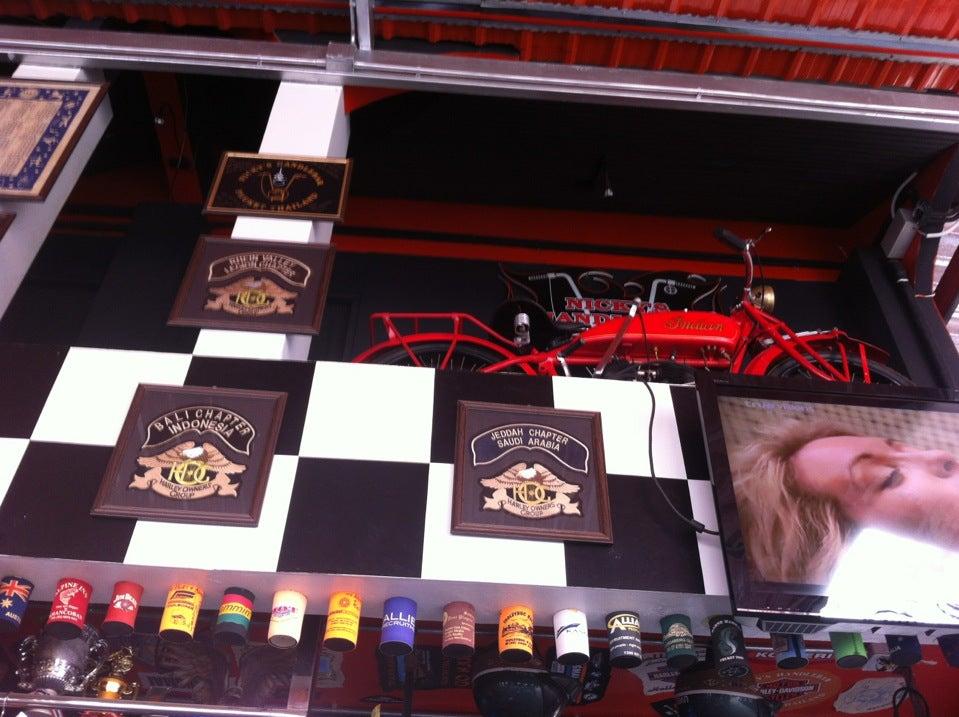 Nicky's Handlebar Restaurant & Hotel