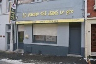 La vache est dans le pré