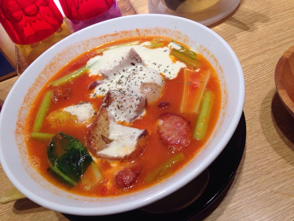 太陽のトマト麺　新宿東宝ビル店