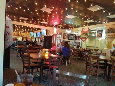 Steiny's Family Sports Bar & Grill (Riverdale)