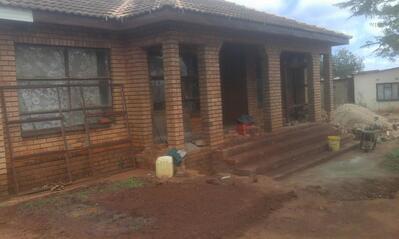 STAND 215 MAILA Makhubele