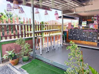ร้านกาแฟสดริมรั้ว