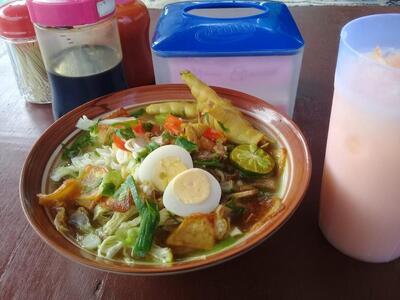 Pondok lesehan soto ayam komplit