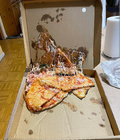 Pizzería Los Hijos de Puta, atendida por sus propios turros
