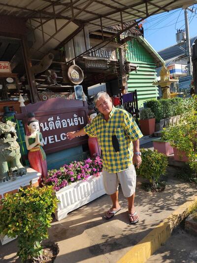ร้านทะเลต้นกอก