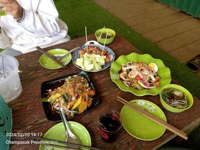 ຮ້ານຕຳສົ້ມ ແຄມຫ້ວຍ