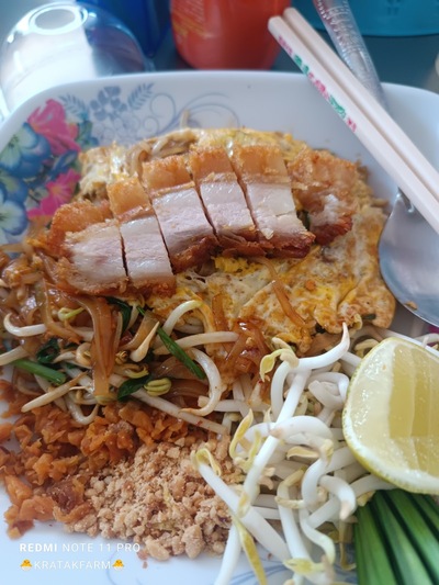 เจ๊แดงผัดไทห้วยราช