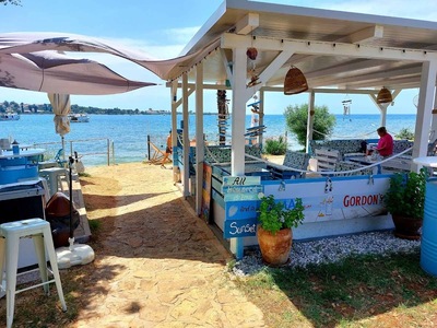 AMAII BEACH BAR & BURGER