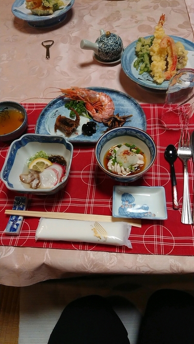 てる