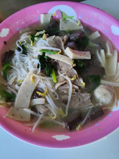 แม่อ้วนข้าวกระเพรา ก๋วยเตี๋ยว ก๋วยจั๊บ อ.สว่างวีระวงศ์