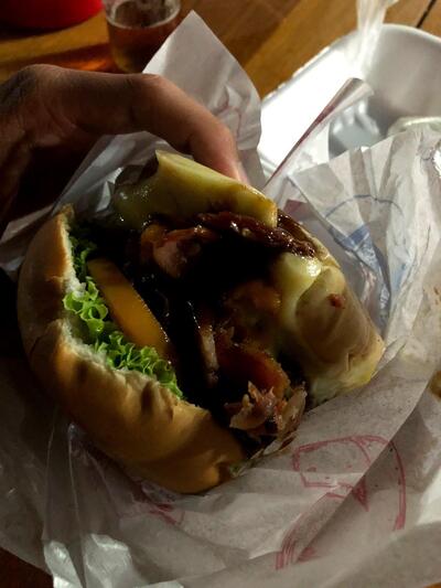 Delicie-se com um hambúrguer no D'Gust Passarela