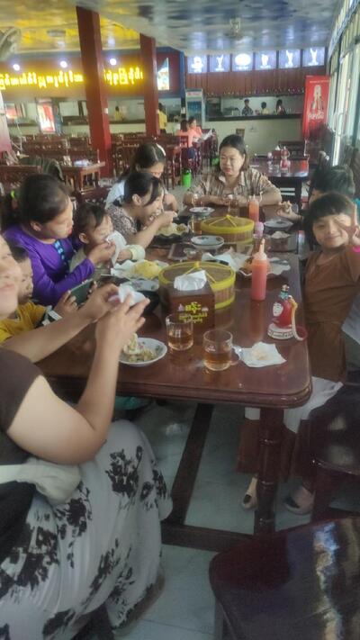 စန်း ကြက်သားပေါက်ဆီနှင့် ကဖေး အအေး
