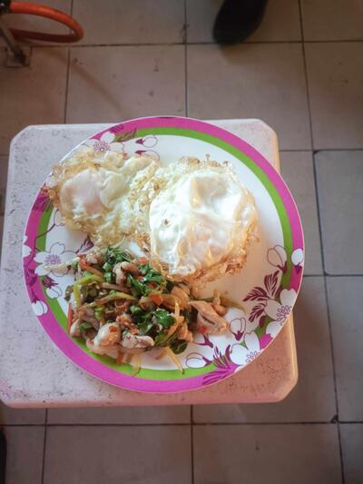 ร้านก๋วยเตี๋ยวหมู น้ำตก ต้มยำ + ไก๋ตุ๋น + อาหารตามสั่ง คุณวรรณ