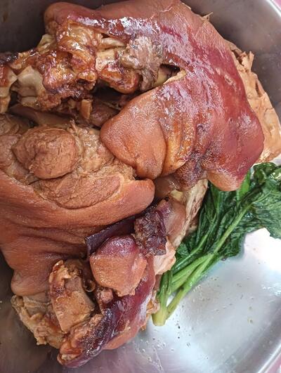 ร้านข้าวราดแกงข้าวขาหมู ตาแดง