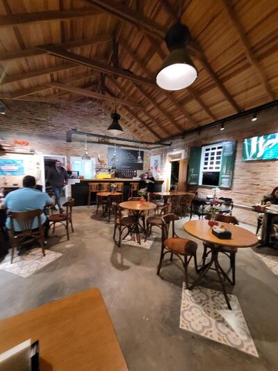 O interior do Dona Rosa Bar e Restaurante