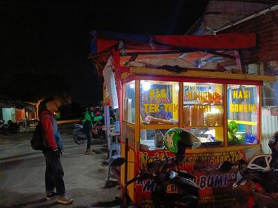 Bacil dan mie ayam teh sely