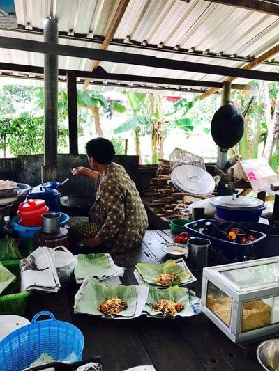 ผัดไทยสูตรโบราณ แม่บ้านเกษตรกรบ้านจำปาทอง