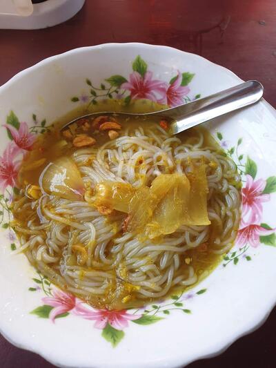 မမိုး ရေစိမ်မုန့်ဟင်းခါး