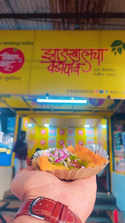 Zadakhalcha vadapav