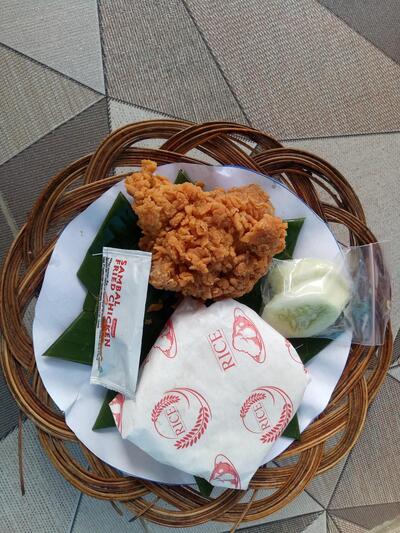 FRIED CHICKEN DAN GEPREK MBAH UTI