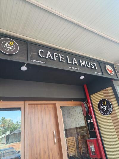 Cafe La Must