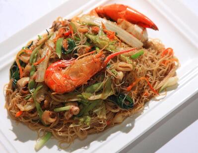 ရွှေဂဏန်း ရခိုင်ရိုးရာ လက်ညှစ်မုန့်တီ နှင့် ပင်လယ် အစားအစာ